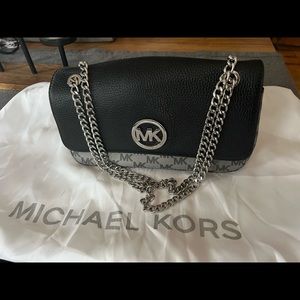 Micheal Kors hand bag jet set